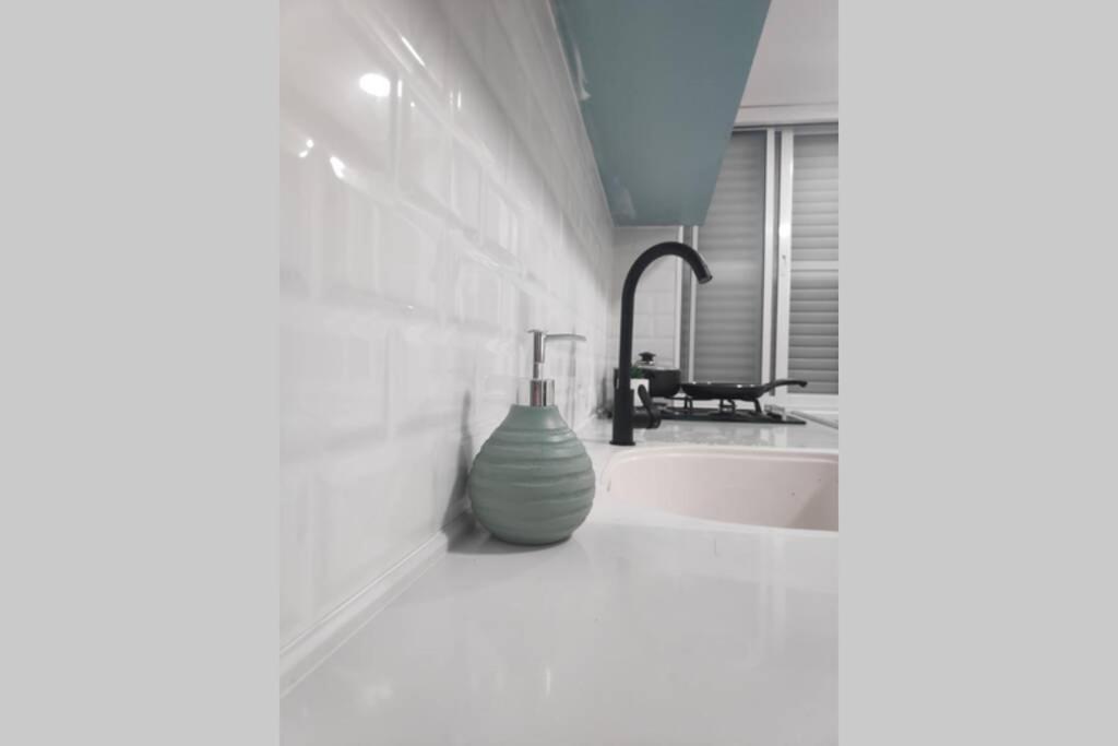 Centrally-Located Quiet Cozy Loft Apartment Beersheba エクステリア 写真